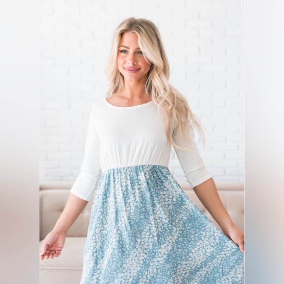 The Juni Midi Floral High Low Skirt
Style Dress - Picture 4 of 6